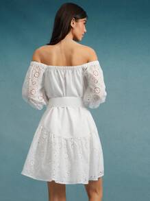 WESTFADE Robe mini d'été pour vacances à la plage, avec épaules dénudées et manches mi-longues, combinant un motif floral occidental, un tissu ajouré et un tissu unicolore. Avec un nœud papillon à la taille et une coupe convertible. - Bleu et Blanc - Voir 4