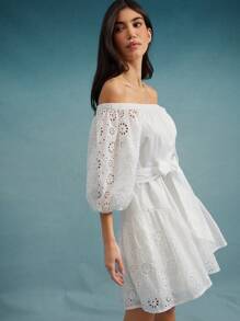 WESTFADE Robe mini d'été pour vacances à la plage, avec épaules dénudées et manches mi-longues, combinant un motif floral occidental, un tissu ajouré et un tissu unicolore. Avec un nœud papillon à la taille et une coupe convertible. - Bleu et Blanc - Voir 3
