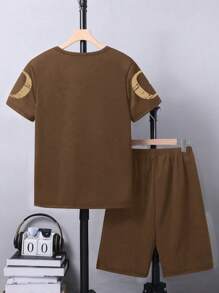 SHEIN Tween Boy 酷炫耳机 & 熊字母数码印花休闲街头风格舒适套装，适合夏季户外运动 - 棕色 - 查看 2