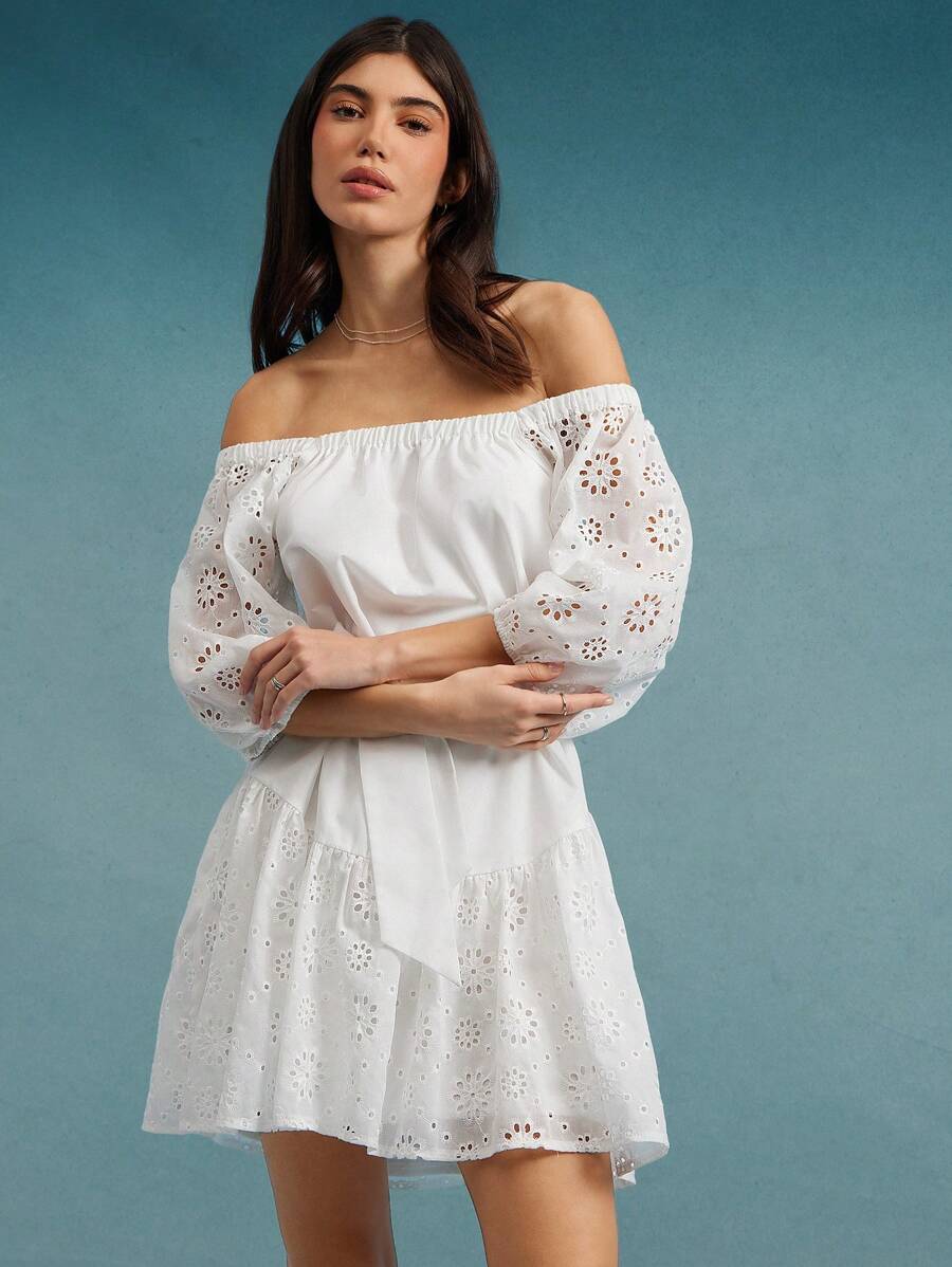 WESTFADE Robe mini d'été pour vacances à la plage, avec épaules dénudées et manches mi-longues, combinant un motif floral occidental, un tissu ajouré et un tissu unicolore. Avec un nœud papillon à la taille et une coupe convertible. - Bleu et Blanc - Voir 1