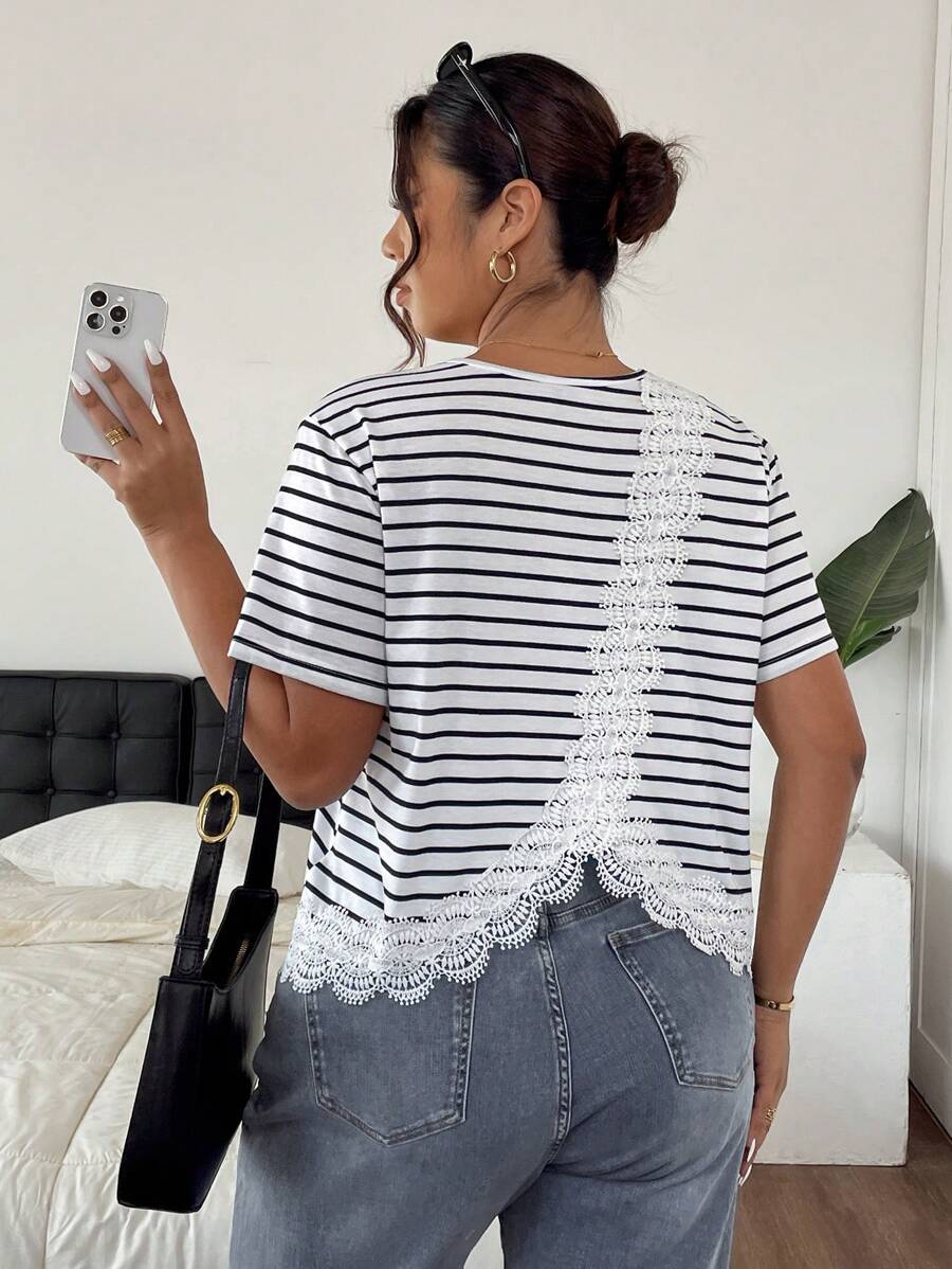 SHEIN Frenchy 大码休闲简约学院风条纹撞色边饰宽松女式 T 恤