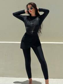 Swim Mulvari 1 set de traje de baño de mujer tipo tankini de color negro sólido con short adjunto y falda de cubrebotas, con decoración de malla de diamantes en el busto