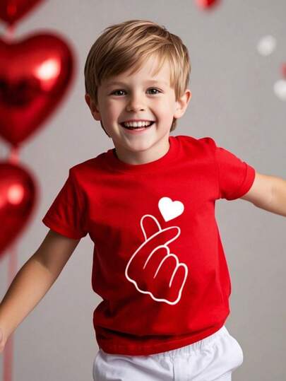 Camiseta casual de cuello redondo de manga corta con estampado de corazón para niño