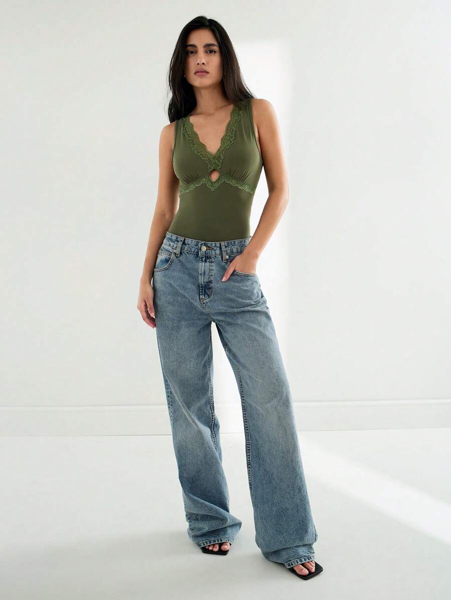 Maija 女式 2025 年夏季新款休闲时尚蕾丝拼接 V 领紧身衣，百搭日常穿着，适合海滩、音乐节、度假、浪漫都市郊游、婚礼宾客、毕业季 - 軍綠色 - 查看 1