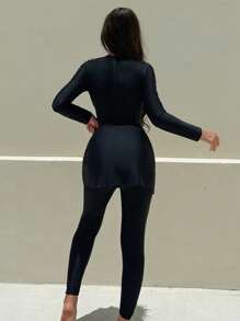 Swim Mulvari 1 set de traje de baño de mujer tipo tankini de color negro sólido con short adjunto y falda de cubrebotas, con decoración de malla de diamantes en el busto