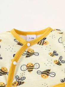 4 件套新生儿礼品套装，包括简约蜜蜂和雏菊印花连体衣、长袖连体衣、短袖连体衣、长裤、2 顶无檐小便帽 - 彩色 - 查看 7