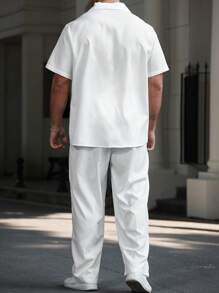 Manfinity Homme 大码男士纯色翻领短袖衬衫和裤子休闲套装，男士全白服装 - 白色 - 查看 2