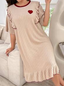 SHEIN 加大码宽松撞色圆领荷叶边拼布心形装饰短袖睡袍