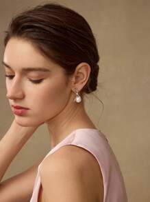 MOTF PREMIUM 法式几何丝带环绕方晶锆石仿珍珠耳环 - 銀色 - 查看 7