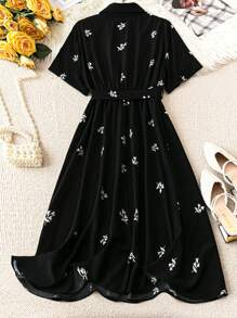 SHEIN LUNE Plus Size Women's Ditsy Ditsy Floral Elastic Waist Sash Belt, Elegant & Romantic Suitable For Commute, Summer Short Sleeve Dress - Black and White - View 2