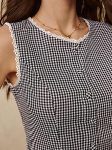 Poéselle 这款迷人的黑白格纹纽扣上衣饰有蕾丝边，是打造休闲时尚造型的理想之选。女士格纹上衣，蕾丝边衬衫，休闲夏季款，复古风格上衣，纽扣设计，时尚百搭。 - 黑與白 - 查看 2