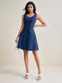 Nazario Vestido de Denim com Decote Redondo, Bainha Flangeada e Cadarço Frontal, Bolsos com Remendos, Vestido Denim Casual Diário, Vestido de Formatura, Para Rave - Lavagem escura - Visão 4