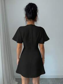 Rafferiza 杏色荷叶边蝴蝶袖交叉前短裙女装 - 黑色 - 查看 2