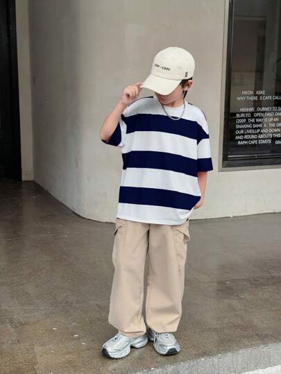 SHEIN 2 件/套买 1 送 1 青少年男孩休闲韩版宽松条纹 T 恤和工装口袋裤套装，适合通勤、上学、休闲、度假、运动、春夏