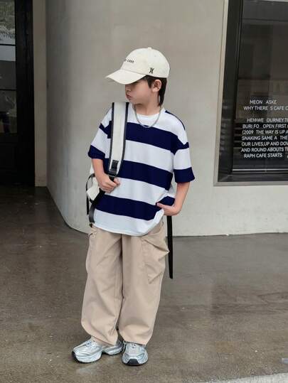 SHEIN 2 件/套买 1 送 1 青少年男孩休闲韩版宽松条纹 T 恤和工装口袋裤套装，适合通勤、上学、休闲、度假、运动、春夏