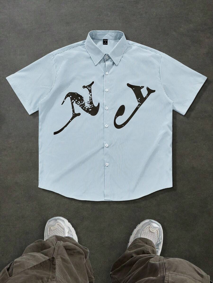 Camisa casual de manga corta con botones delanteros y estampado de letras Manfinity EMRG para hombres, para uso diario, camisa de vestir para hombres, estilo urbano - Azul - Ver 1