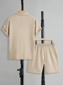 Manfinity RelaxMax Conjunto de camisa de manga corta con un solo abotonadura y bolsillo y shorts para hombre