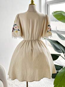 Sweetra 大码编织优雅休闲刺绣 V 领荷叶边下摆连衣裙 - 杏色 - 查看 4