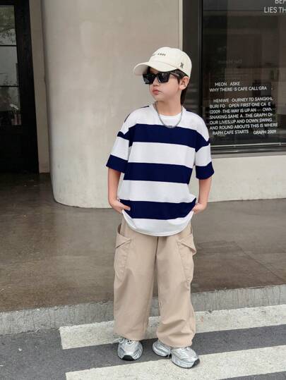 SHEIN 2 件/套买 1 送 1 青少年男孩休闲韩版宽松条纹 T 恤和工装口袋裤套装，适合通勤、上学、休闲、度假、运动、春夏