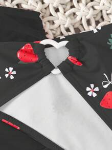 少女时尚三件套泳衣：吊带比基尼上衣，纯黑色罩裙，Y2K风格可爱蝴蝶结，草莓和花卉印花。黑色泳裤饰有心形装饰，适合海滩、游泳、水上乐园等场合。 - 黑色 - 查看 4