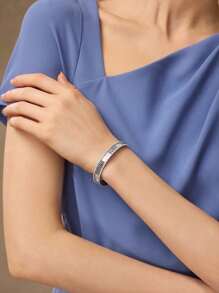 MOTF PREMIUM RHINESTONE INLAID VERTICAL STRIPE BANGLE