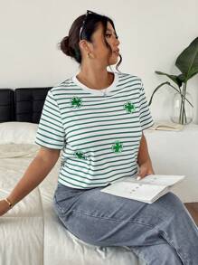 SHEIN Frenchy T-shirt vert ample et décontracté pour femme grande taille avec rayures, sequins et broderie - Vert - Voir 5