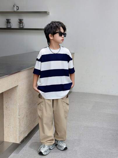 SHEIN 2 件/套买 1 送 1 青少年男孩休闲韩版宽松条纹 T 恤和工装口袋裤套装，适合通勤、上学、休闲、度假、运动、春夏