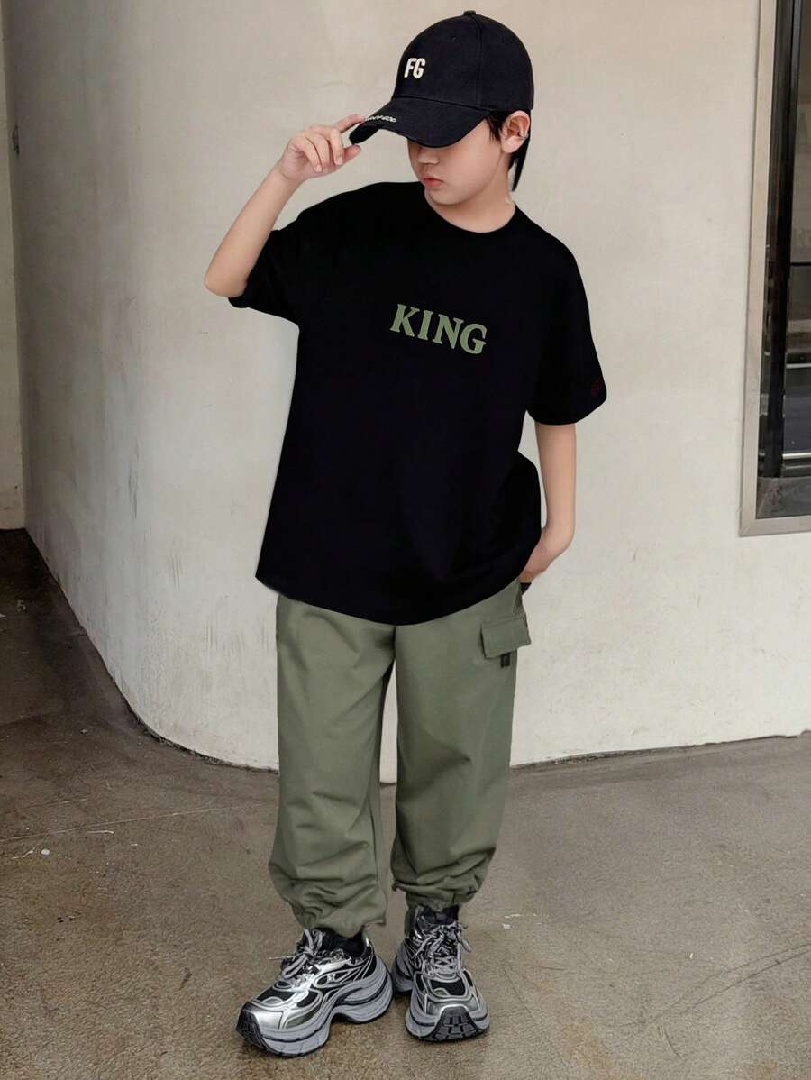 SHEIN 2 件套青少年男孩休闲运动时尚服装 - 柔软舒适的字母图案 T 恤和松紧腰工装裤套装，适合秋季、春季、夏季、日常穿着、户外、学校、街头风格、派对和休闲 - 彩色 - 查看 1