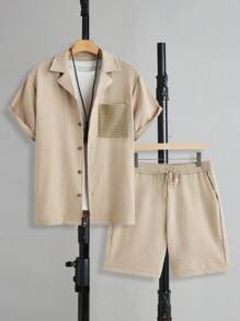 Manfinity RelaxMax Conjunto de camisa de manga corta con un solo abotonadura y bolsillo y shorts para hombre