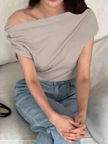 DAZY 女士休闲通勤简约纯色扭肩T恤，不对称肩部上衣 - 米色 - 查看 4