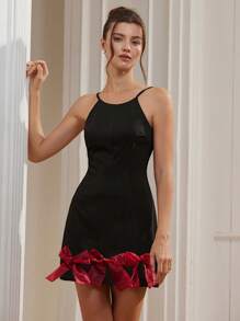 Aveloria Rosie Schwarzes, einfarbiges, minimalistisches, elegantes, romantisches, sexy Partykleid mit rotem Organza-Schleifen-Detail und gestuftem Rock - Verschiedenfarbig - Übersicht 6