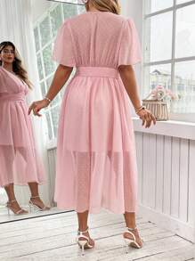 Flirla Vestido Plus Size Romântico Decote Em V Chiffon Pom-Pom Acabamento Cintura Cinto, Primavera/Verão - Rosa - Ver 2