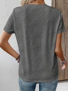 SHEIN LUNE Camiseta de manga corta con cuello en V, informal, de tallas grandes para mujeres, con estampado de letras inspiradas en la cafeína de diseño sencillo y colorido