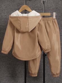 SHEIN Conjunto de 2 piezas para niños pequeños - Chaqueta cortaviento con capucha de caqui forrada térmicamente, diseño con cremallera, tela que no se arruga, puños elásticos, a prueba de viento y cálida; Pantalones casuales de caqui con bolsillos y cintura elástica, adecuados para uso casual en otoño e invierno