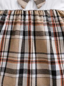 女婴可爱休闲优雅学院风棕色格子编织面料拼接白色舒适针织面料蝴蝶结装饰荷叶边下摆短袖 1 岁连衣裙。正面的棕色格子蝴蝶结增添了甜美俏皮的感觉，使整件连衣裙优雅而可爱。适合宝宝春夏季外出、聚会或日常穿着 - 卡其色 - 查看 7