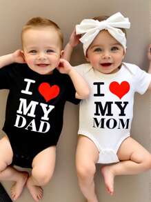 SHEIN Playful Pals 男婴针织短袖连体衣，印有“我爱妈妈”和“我爱爸爸”字母，2 件装 - 彩色 - 查看 1