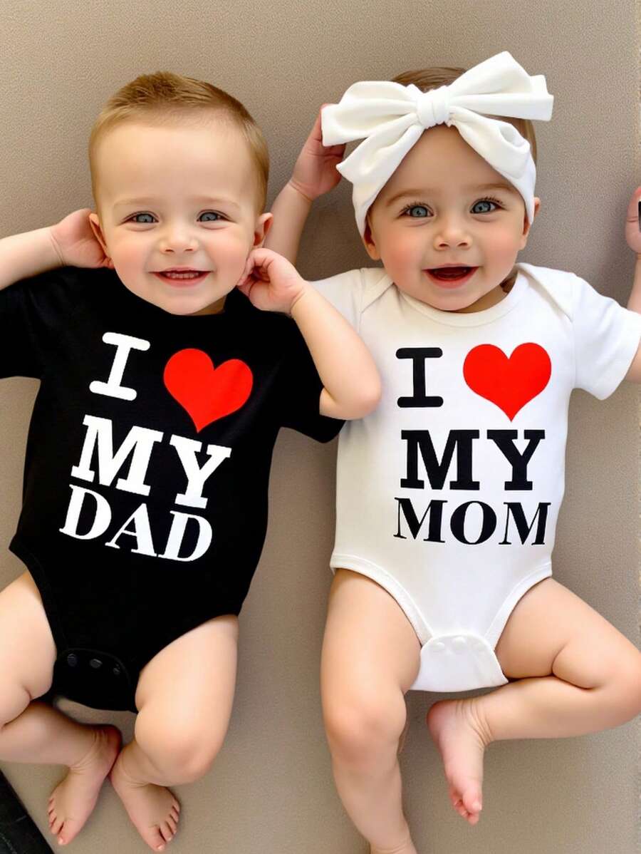 SHEIN Playful Pals 男婴针织短袖连体衣，印有“我爱妈妈”和“我爱爸爸”字母，2 件装 - 彩色 - 查看 1