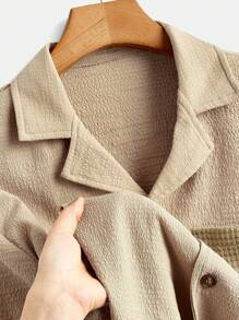 Manfinity RelaxMax Conjunto de camisa de manga corta con un solo abotonadura y bolsillo y shorts para hombre