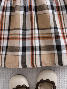 女婴可爱休闲优雅学院风棕色格子编织面料拼接白色舒适针织面料蝴蝶结装饰荷叶边下摆短袖 1 岁连衣裙。正面的棕色格子蝴蝶结增添了甜美俏皮的感觉，使整件连衣裙优雅而可爱。适合宝宝春夏季外出、聚会或日常穿着 - 卡其色 - 查看 8