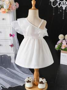 这款女婴优雅可爱简约的白色轻盈飘逸多层荷叶边网纱拼接针织连衣裙，采用不对称肩带设计，打造公主般的舞会蓬蓬裙造型，适合1-3岁宝宝。精准的腰部塑形和白色针织裙摆，整体甜美优雅又不失时尚感，公主般的设计，是生日派对、婚礼、宴会和其他正式场合的理想之选。春夏新款女婴连衣裙，白色女婴派对连衣裙。