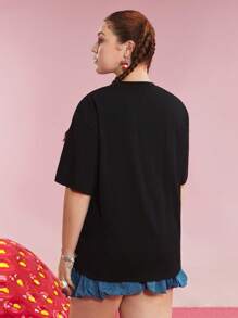 Strawberry Shortcake X SHEIN 加大码字母和卡通人物图案短袖黑色T恤 S 码女款夏季女式T恤女款可爱T恤女款可爱T恤女款狂欢节/音乐会女款/狂欢/乡村音乐会/纳什维尔/伊比沙岛 - 黑色 - 查看 2