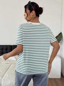 SHEIN Frenchy T-shirt vert ample et décontracté pour femme grande taille avec rayures, sequins et broderie - Vert - Voir 2