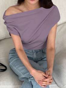 DAZY Camiseta casual de mujer con cuello asimétrico y pliegues de unicolor, parte superior morada con hombros descubiertos - Morado - Ver 4