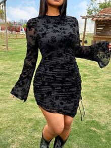 SHEIN EZwear فستان ميش طباعة الزهور مع حافة منحرفة مقاس كبير - الأسود - مشاهدة 3