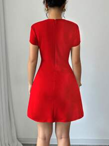 Selianne Vestido Curto Elegante Feminino de Manga Curta com Cintura Marcada na Cor Sólida Vermelha - Vermelho - Visão 2