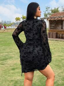 SHEIN EZwear فستان ميش طباعة الزهور مع حافة منحرفة مقاس كبير - الأسود - مشاهدة 2