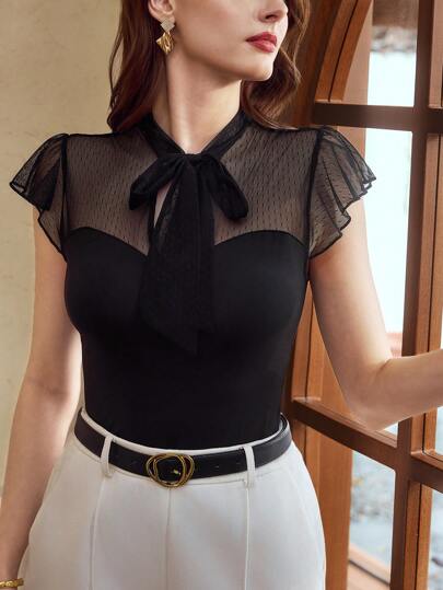 Vintamour Camiseta de mujer elegante vintage, camiseta de manga con volantes negra de verano con lazo frontal de malla ajustada para mujer, estilo casual de negocios, iglesia, trabajo, brunch, estilo de dinero antiguo, maestro, vacaciones tropicales, top con volantes y lazo, top de verano para salir, oficina, festival, tops de verano lindos de los años 60