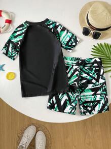 SHEIN 2pcs/Set Kids' Tween Boy Casual Versatile Printed Rash Guard Short Sleeve & Swim Trunks, Swimsuit Set