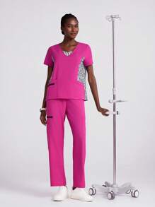 Scrubzie Leopard-Muster V-Ausschnitt mit sechs Taschen Kurzarm Top und Hose / Krankenschwester Uniform Set für Frauen, Krankenschwester Scrubs für Frauen, Krankenschwester Uniform Sets für Frauen, Unentbehrliches Jogger Scrub Set, Pflegeuniform Stretch V-Ausschnitt Top & Kordelzughose, V-Ausschnitt Einstecktop & Kordelzug Straight Leg Hose Frauenset, Krankenschwester Beauty Salon Arbeitskleidung, Klinische Scrubs Set Top und Hose, Spa Arzt Pflege Klinisch Anzug