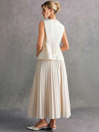 Poéselle 女士优雅杏色无袖粗花呢上衣和褶皱中长裙套装，包含一件饰有仿珍珠纽扣的无袖粗花呢背心和一条褶皱中长裙。这款精致的杏色套装散发着法式假日优雅气息，适合正式场合和约会等外出活动，以及秋冬季两件套造型。